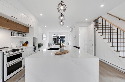 Mirabel House | Luxury 3BR Escape – Jacuzzi & High-Speed Wi-Fi -1