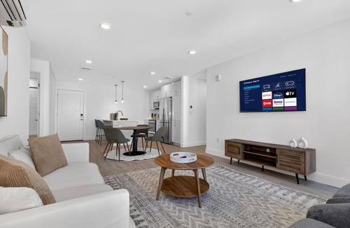 Allston Apartment | Luxury 3BR | Free Parking | Harvard/BU | ROKU TV