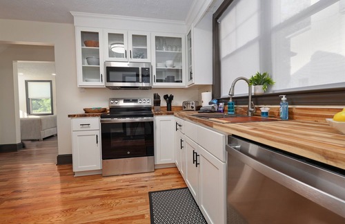 Bassett House | Luxury 3BR Getaway Steps From the River access