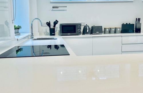 Petham House | Luxury 3BR Home, Chartham, Parking &Hot Tub