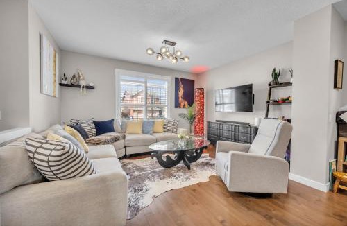 Cochrane House | Luxury 3BR Home - Theatre - Office & Master Spa