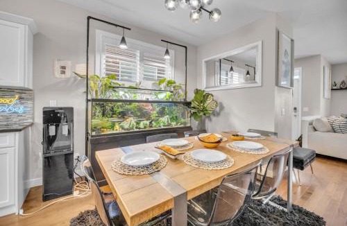 Cochrane House | Luxury 3BR Home - Theatre - Office & Master Spa