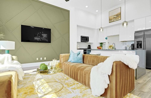 Riverside Terrace House | Luxury 3BR Houston Home with Parking - Walk to Everything