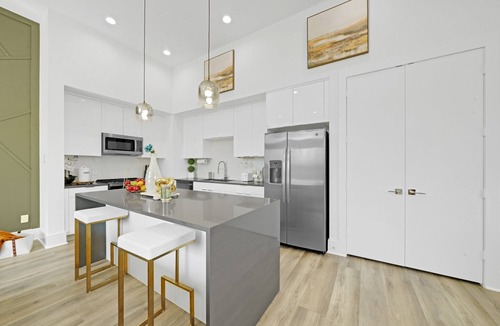 Riverside Terrace House | Luxury 3BR Houston Home with Parking - Walk to Everything