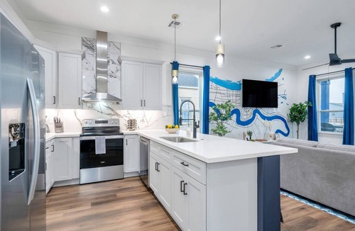 Tulane - Gravier House | Luxury 3BR Mid-City home with 3 king beds, fire pit, EV charger & parking. Steps to parade route.