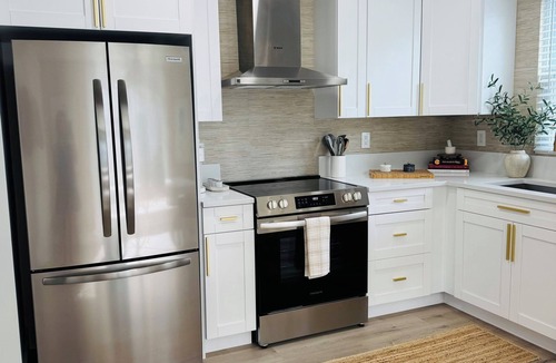 Pinewood Park House | Luxury 3BR Retreat King Suite + Private Studio