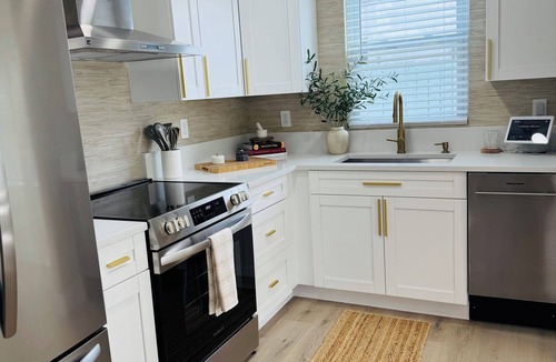 Pinewood Park House | Luxury 3BR Retreat King Suite + Private Studio