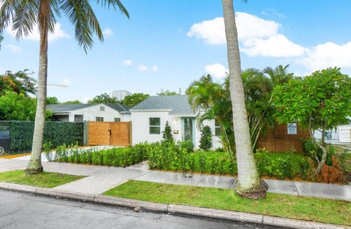 Pinewood Park House | Luxury 3BR Retreat King Suite + Private Studio