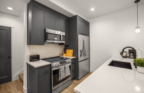 Mann House | Luxury 3BR Townhome near Central Seattle