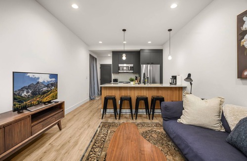 Mann House | Luxury 3BR Townhome near Central Seattle