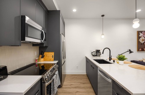 Mann House | Luxury 3BR Townhome near Central Seattle