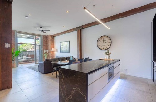 Teneriffe Apartment | Luxury 3brm 2bth Woolstore apt with BBQ Courtyard