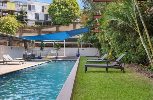 Teneriffe Apartment | Luxury 3brm 2bth Woolstore apt with BBQ Courtyard