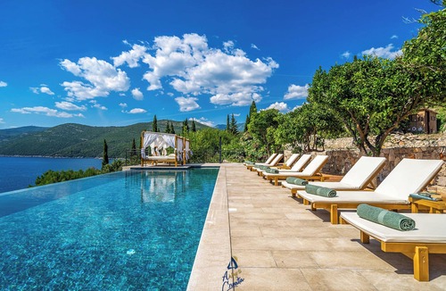 Molunat Villa | Luxury 4 BD 4BT villa for 8 guests with infinity pool and private beach