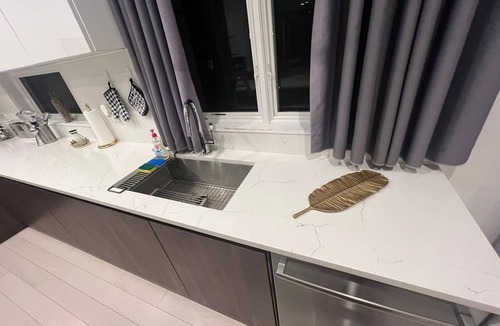 Edgewater House | Luxury 4-BD w/Rooftop Deck. Steps 2 NYC Views!