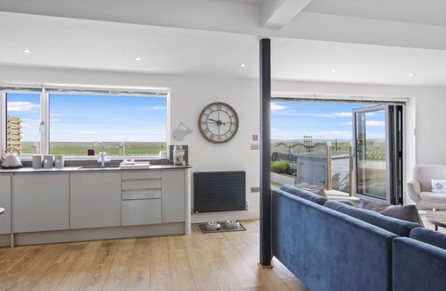 Westleigh House | Luxury 4 bed beachside home with coastal views