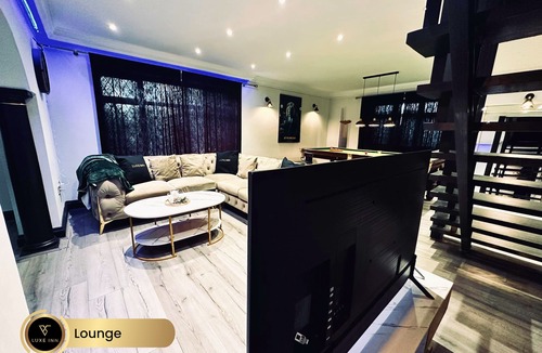 Slough House | Luxury 4 Bed House, Heathrow T4, Luxe Inn