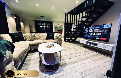 Slough House | Luxury 4 Bed House, Heathrow T4, Luxe Inn