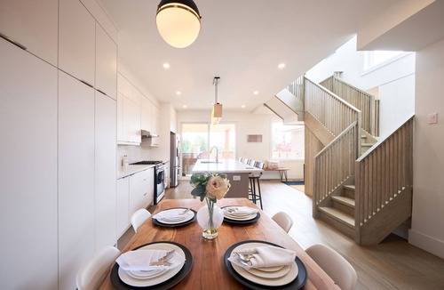 Rustic House | Luxury 4 Bed Oasis with Ample Space