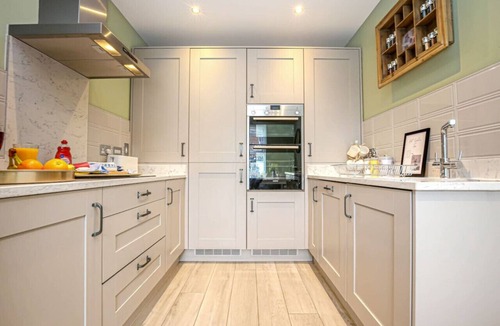 Newport Pagnell House | Luxury 4 Bedroom House-Sleeps 7