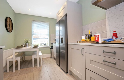 Newport Pagnell House | Luxury 4 Bedroom House-Sleeps 7