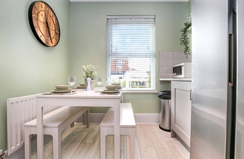 Newport Pagnell House | Luxury 4 Bedroom House-Sleeps 7