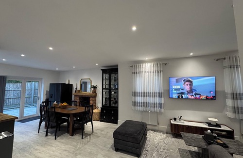 Ipswich House | Luxury 4 Bedroom Bungalow