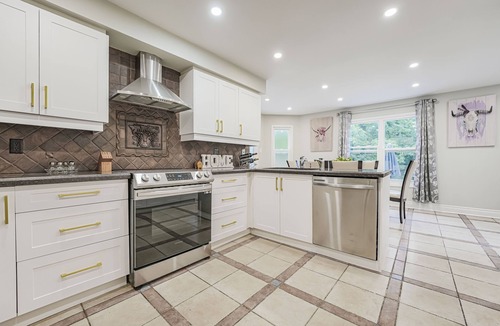 Richmond Hill Villa | Luxury 4 Bedroom/5 Bathroom Huge Ravine Backyard