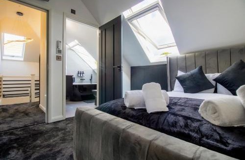 Hillingdon House | Luxury 4-Bedroom High-End Home, Includes Jacuzzi and Pool Table