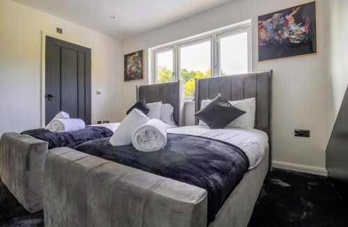 Hillingdon House | Luxury 4-Bedroom High-End Home, Includes Jacuzzi and Pool Table