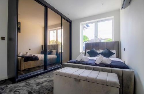 Hillingdon House | Luxury 4-Bedroom High-End Home, Includes Jacuzzi and Pool Table