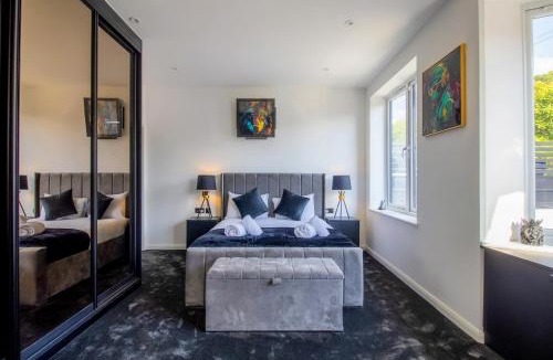Hillingdon House | Luxury 4-Bedroom High-End Home, Includes Jacuzzi and Pool Table