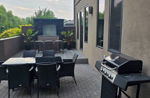 Steinbach House | Luxury 4 Bedroom Home