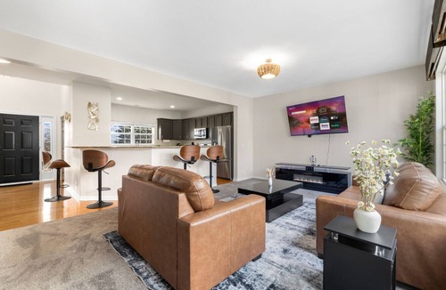 Plato Center House | Luxury 4 Bedroom Home Elgin