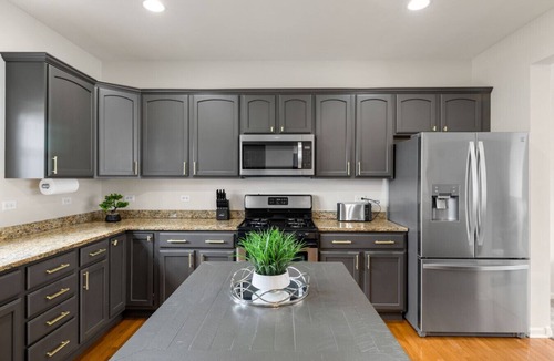 Plato Center House | Luxury 4 Bedroom Home Elgin