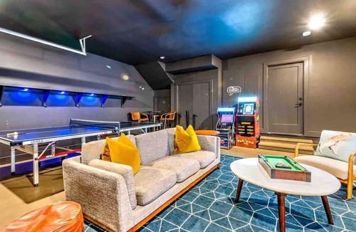 Hillsboro West End House | Luxury 4 Bedroom Home Game Room 13 Beds!