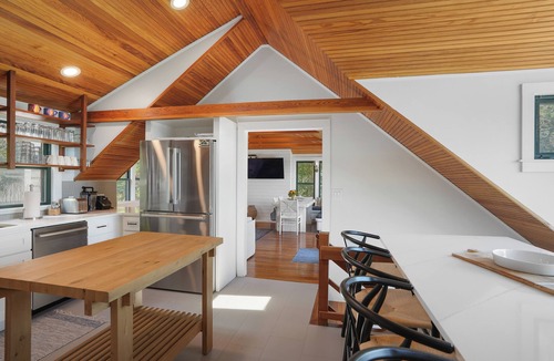 Oak Bluffs House | Luxury 4-Bedroom Property with Private Beach on Seaview Ave in Oak Bluffs