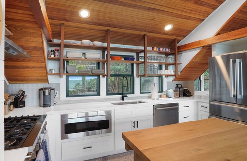 Oak Bluffs House | Luxury 4-Bedroom Property with Private Beach on Seaview Ave in Oak Bluffs