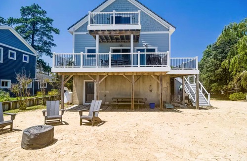 Point Lookout House | Luxury 4-Bedroom Waterfront Beachfront Home with Bay Views & Spa