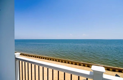 Point Lookout House | Luxury 4-Bedroom Waterfront Beachfront Home with Bay Views & Spa