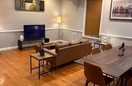 Nauck House | Luxury 4 BR 2.5 Baths Upper Level Unit: Nonsmoking