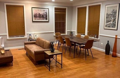 Nauck House | Luxury 4 BR 2.5 Baths Upper Level Unit: Nonsmoking