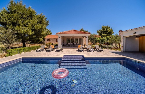 Milna (Brac) Villa | Luxury 4-BR Villa for 10 Heated Saltwater Pool