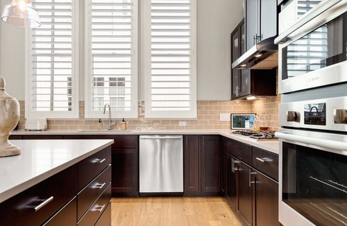 Riverside House | Luxury 4-Story Downtown Brownstone with Elevator & Free Parking