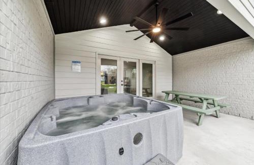 Westbury House | Luxury 4Bd 2Ba w Hot-Tub & Cinema Room - 14 guest