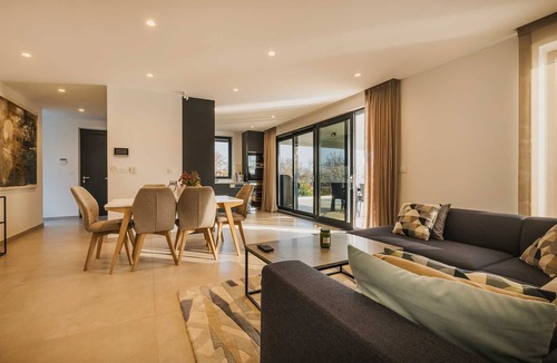 Brnobici Villa | Luxury 4BD villa for 8 with pool, jacuzzi, sauna, gym, bocci and basketball