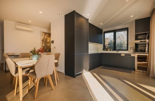 Brnobici Villa | Luxury 4BD villa for 8 with pool, jacuzzi, sauna, gym, bocci and basketball