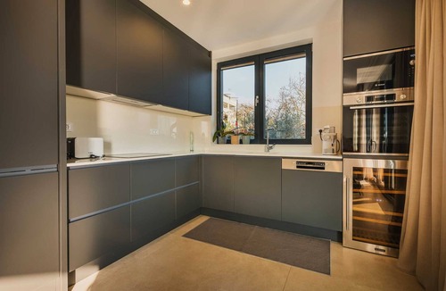 Brnobici Villa | Luxury 4BD villa for 8 with pool, jacuzzi, sauna, gym, bocci and basketball