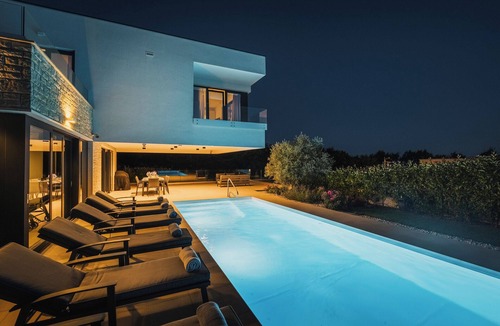 Brnobici Villa | Luxury 4BD villa for 8 with pool, jacuzzi, sauna, gym, bocci and basketball