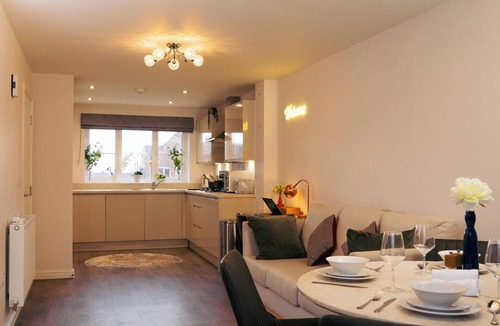 Nuneaton House | Luxury 4Bed Townhouse - Parking
